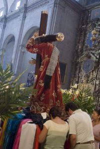 Wierni w Kościele św. Dominika w centrum Meksyku oddają cześć Chrystusowi przez pocałunki i dotykanie płaszcza figury
©Corbis/FotoChannels