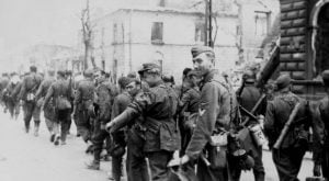 SS-mani z brygady Dirlewangera maszerujący przez Wolę w kierunku Śródmieścia, źródło: wikipedia