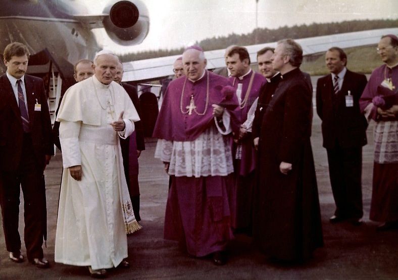 Pope_John_Paul_II_11_06_1987_01edited