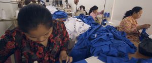 Blogerzy modowi w fabryce ubrań w Kambodży