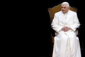 Franciszek i modlitewne kolana Benedykta