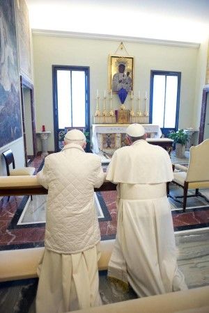 Franciszek i modlitewne kolana Benedykta