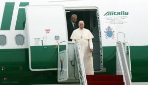 Papież: pragnę, by moja wizyta służyła budowaniu pokoju