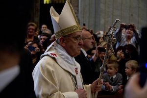 Papież: trzeba się modlić za młodych
