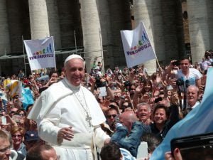 Papież zachęca Polaków do przeżywania z wiarą tajemnicy Eucharystii