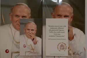 Rzym - sprzedają "relikwie" Jana Pawła II