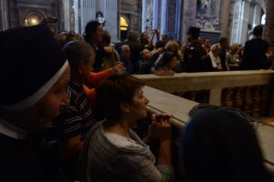 Tłumy na mszy przy grobie Jana Pawła II