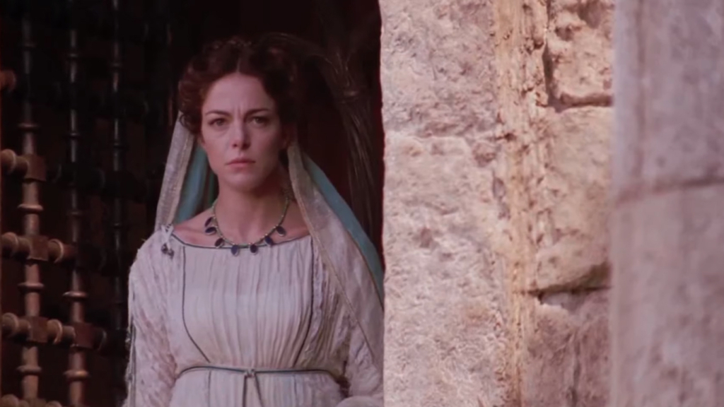 Kadr z filmu "Pasja" Mela Gibsona | Scena, w której Klaudia obserwuje sąd nad Jezusem