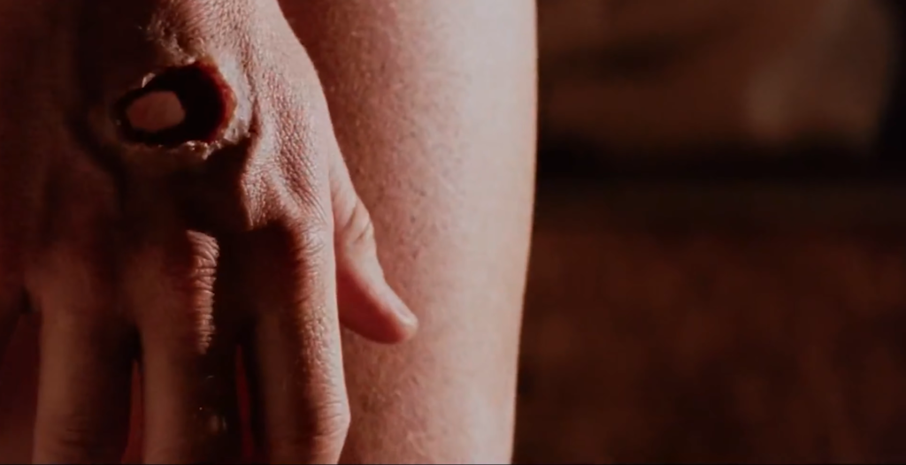 Ślady po gwoździach w ręce Jezusa | Scena z filmu "Pasja" Mela Gibsona