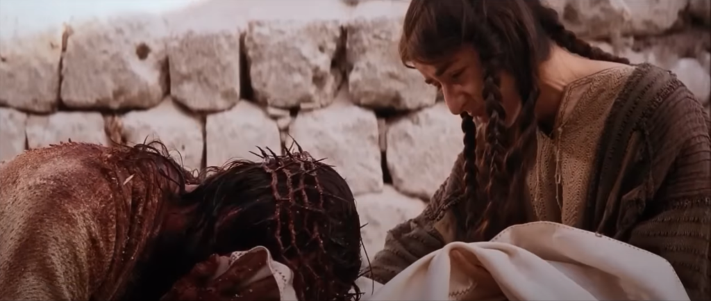 Jezus ociera Twarz w chustę Weroniki | Kadr z filmu "Pasja" Mela Gibsona