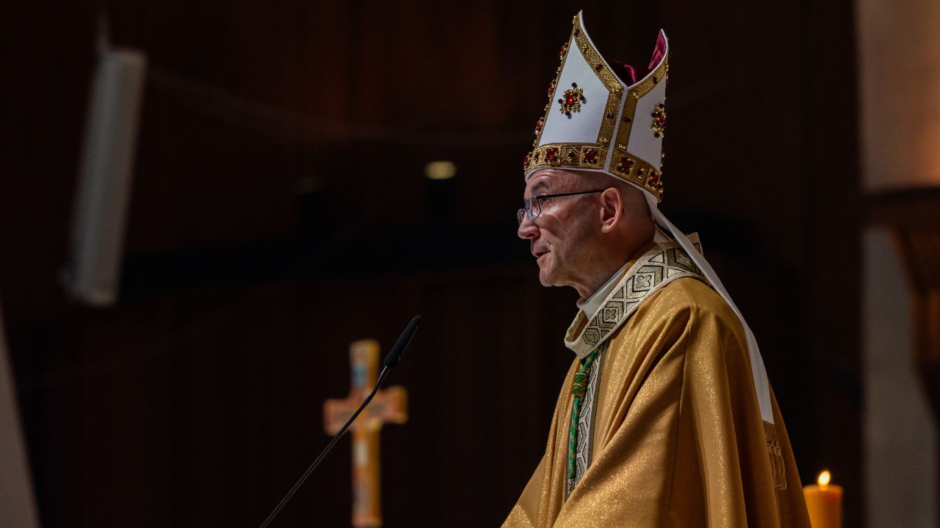 Abp Galbas reaguje na skandaliczne słowa Brauna. „Nie wolno wobec nich milczeć”