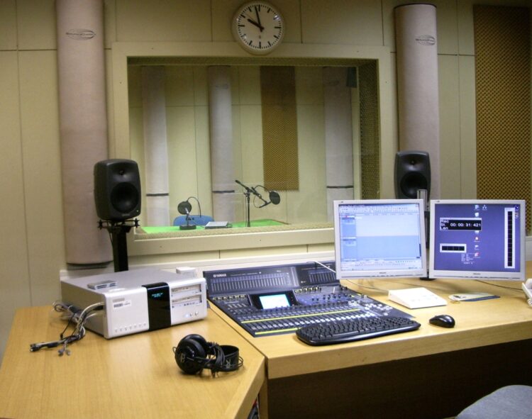 Studio Radiowe Skandal w belgijskiej stacji radiowej. Prezenterzy zniszczyli figurki ...