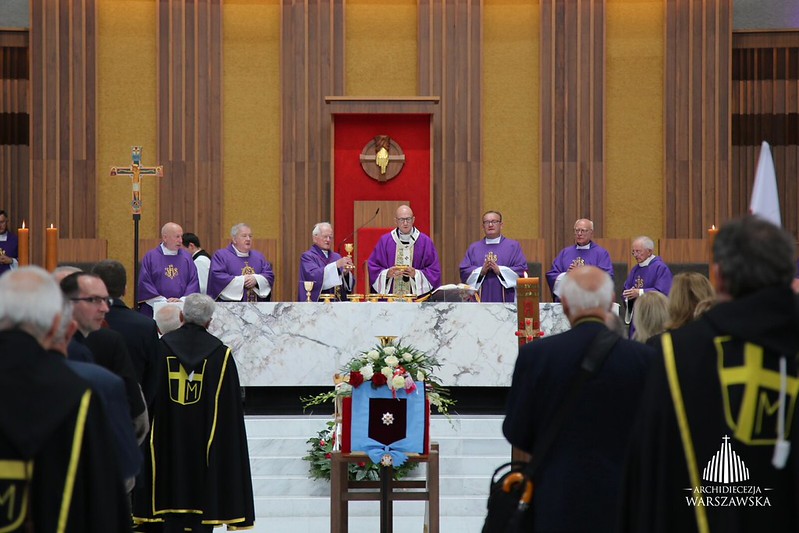 „Żegnamy jednego z Bożych szaleńców”. Ks. Małkowski spoczął na Powązkach wojskowych