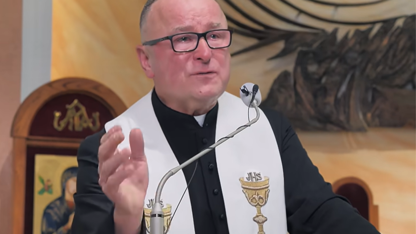„Ksiądz zrozumie, to jest mój syn”. Wzruszony ks. Bogusław Kowalski dzieli się historią Władka