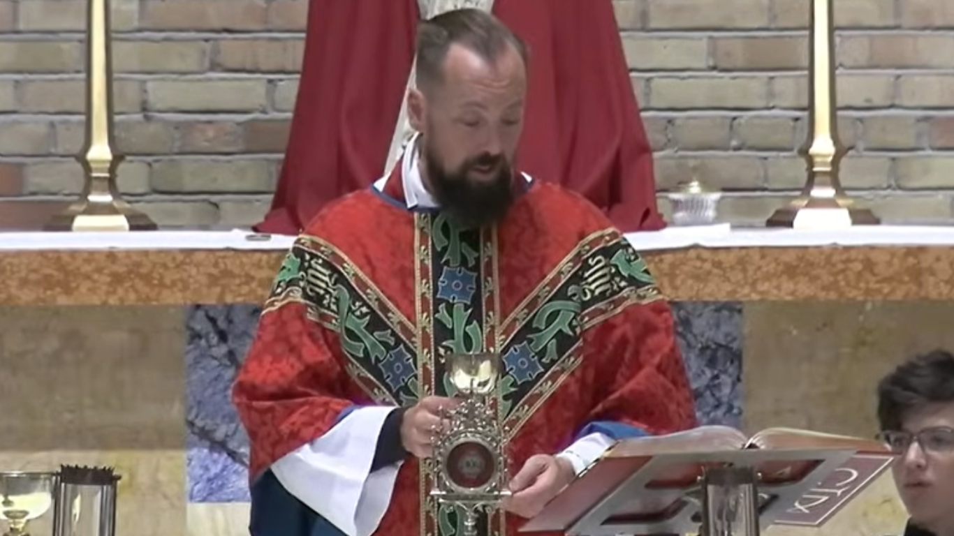 Kapłan rozpłakał się podczas konsekracji. Przejmujące nagranie…