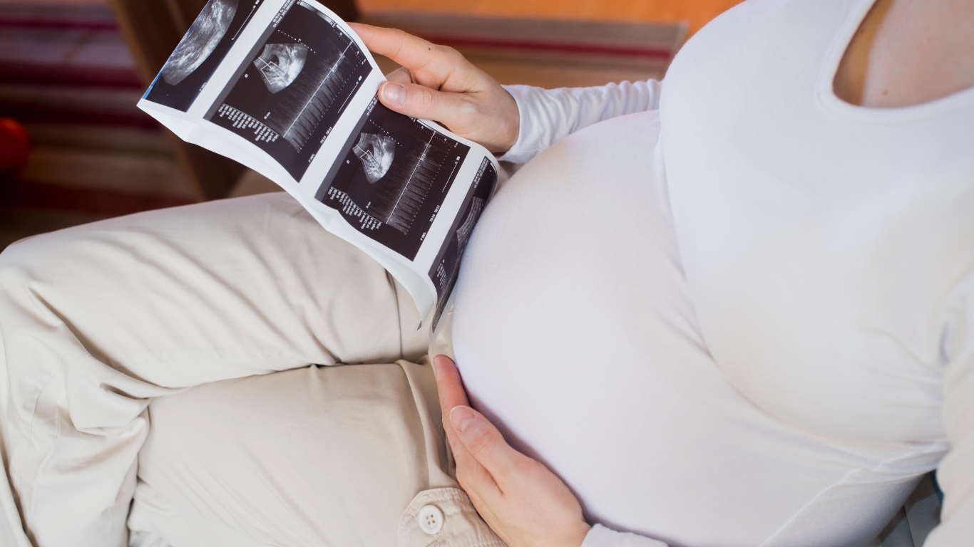 „Abortomat” stanął w Warszawie. Zamiast paczek wydaje tabletki poronne. Jest reakcja archidiecezji warszawskiej